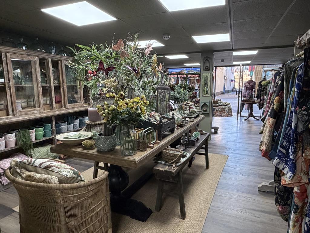 Lot: 55 - COMMERCIAL INVESTMENT COMPRISING TWO PROMINENT TOWN CENTRE UNITS - Inside 9 Bank Street